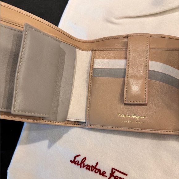 SALVATORE FERRAGAMO
Leather Wallet / with strap as a crossbody bag - Picture 2 of 9